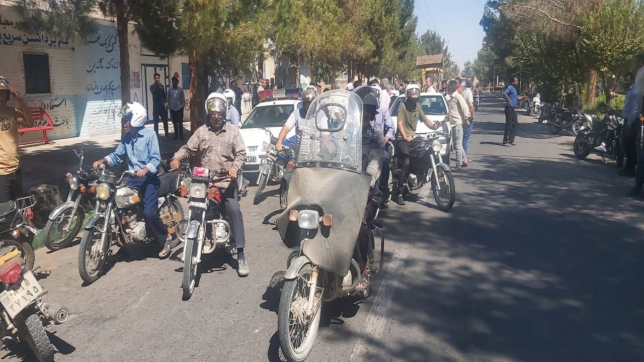 اهدای ۳۰ کلاه ایمنی در شهرستان انار 