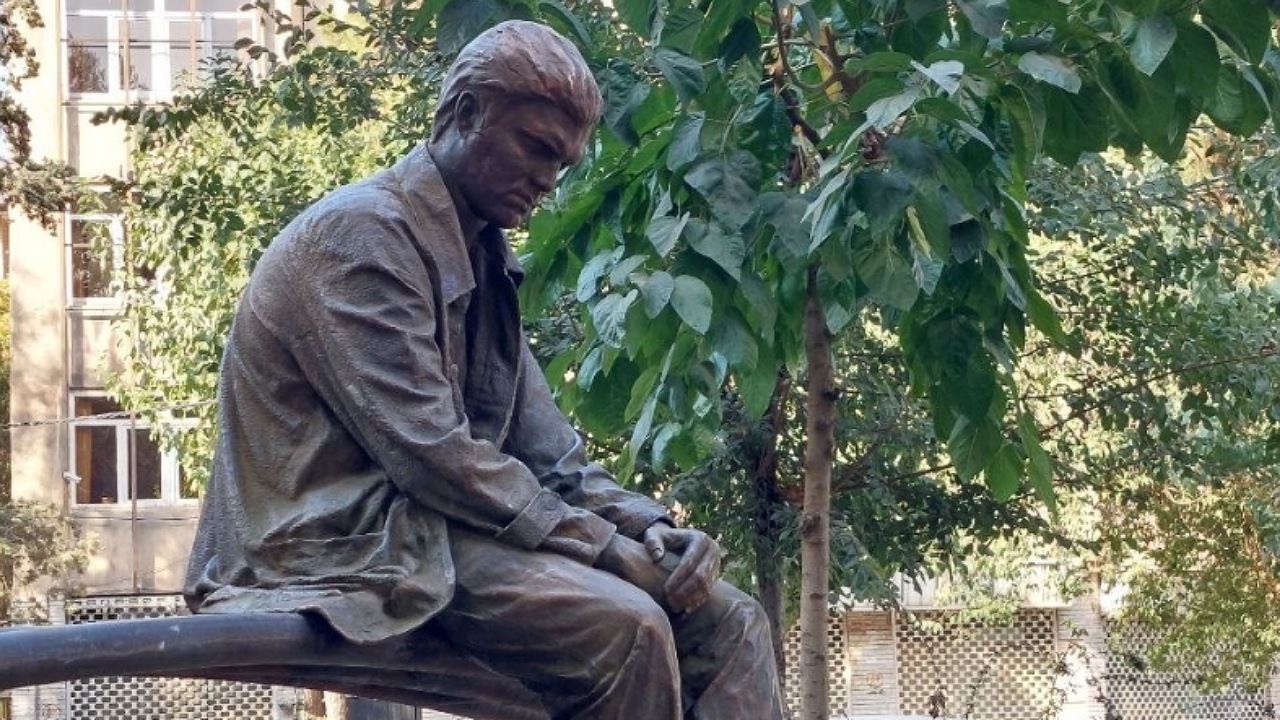 مجسمه برنزی مرد نشسته مرمت شد 