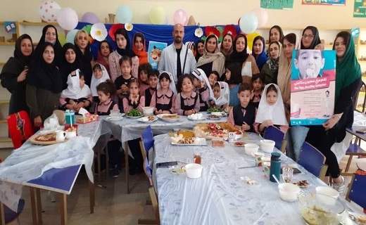 پرواز بادبادک&zwnj;های کودکان انزلی بر فراز دریا