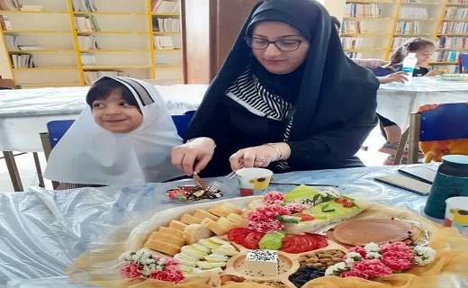 پرواز بادبادک&zwnj;های کودکان انزلی بر فراز دریا