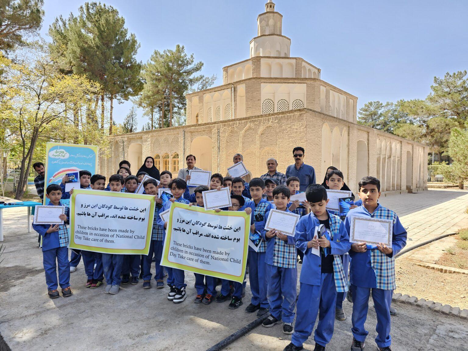 برگزاری کارگاه  آموزش خشت‌زنی در ارگ کلاه فرنگی بیرجند