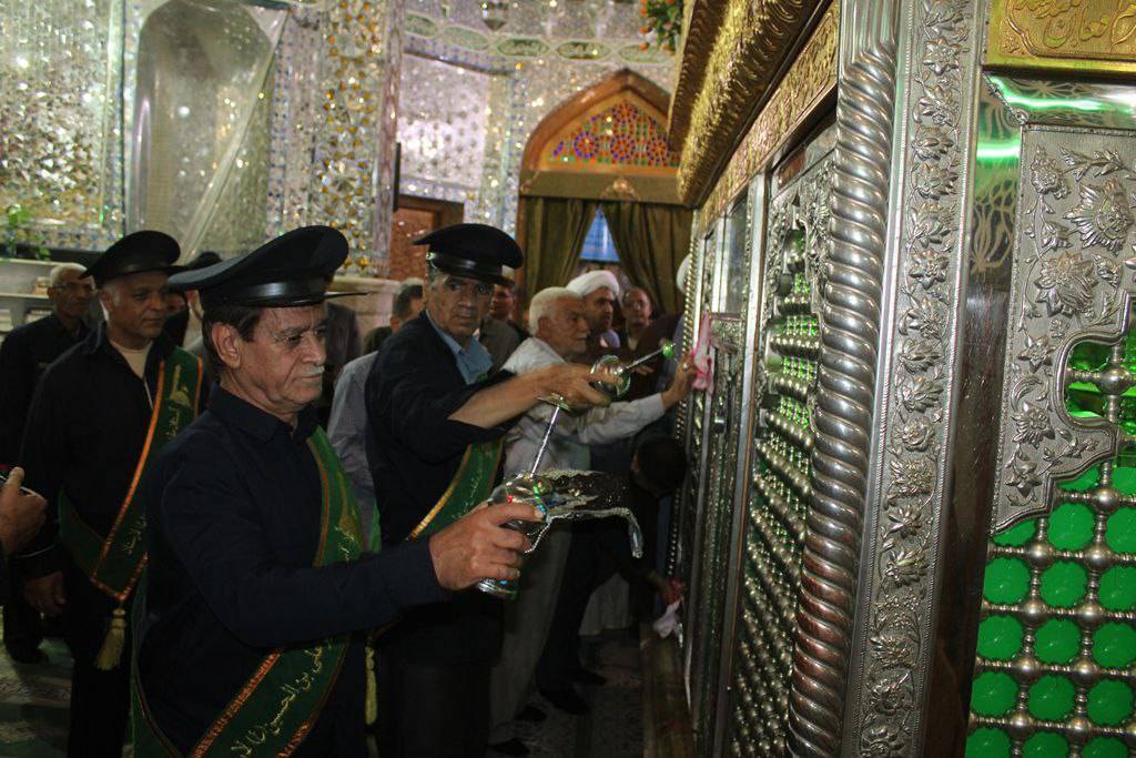 گرامیداشت هفته وقف با غبارروبی بقعه متبرکه امامزاده حضرت میر علی بن الحسین (ع)