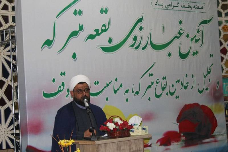 تصاویری از گرامیداشت هفته وقف با غبارروبی بقعه متبرکه امامزاده حضرت میر علی بن الحسین (ع)