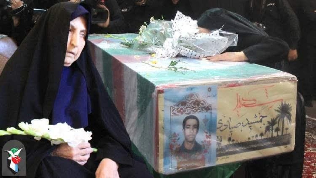 مادر شهید جمشید صیادی به فرزند شهیدش پیوست