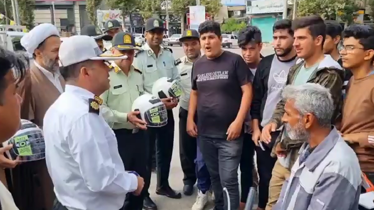توزیع کلاه ایمنی بین موتورسواران در کلاله