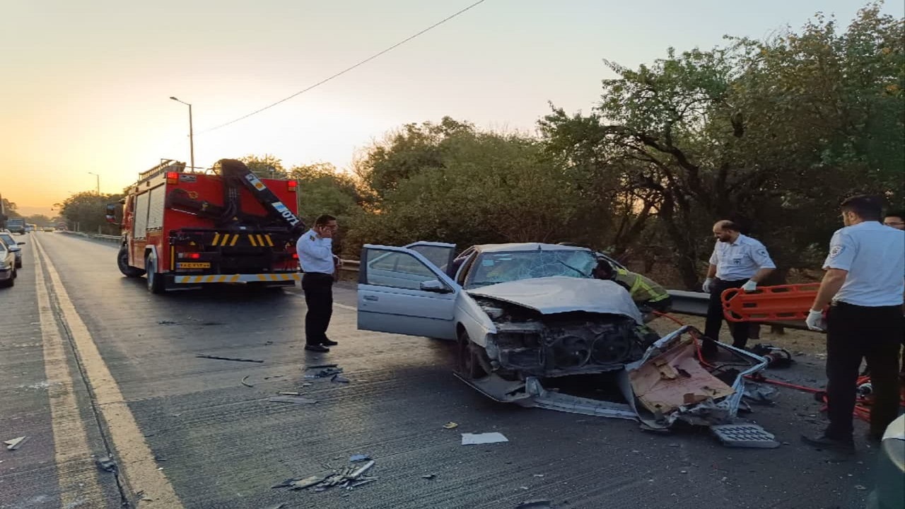  تصادف پژو ۴۰۵ با تریلی در کمربندی نسیم شمال با یک مصدوم 