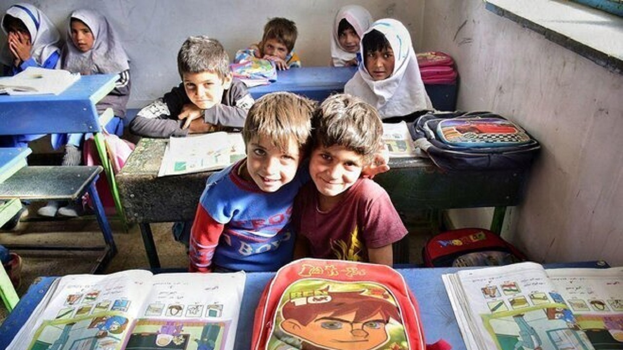 کمبود معلم در مدرسه روستای جهادآباد جیرفت والدین را نگران کرد