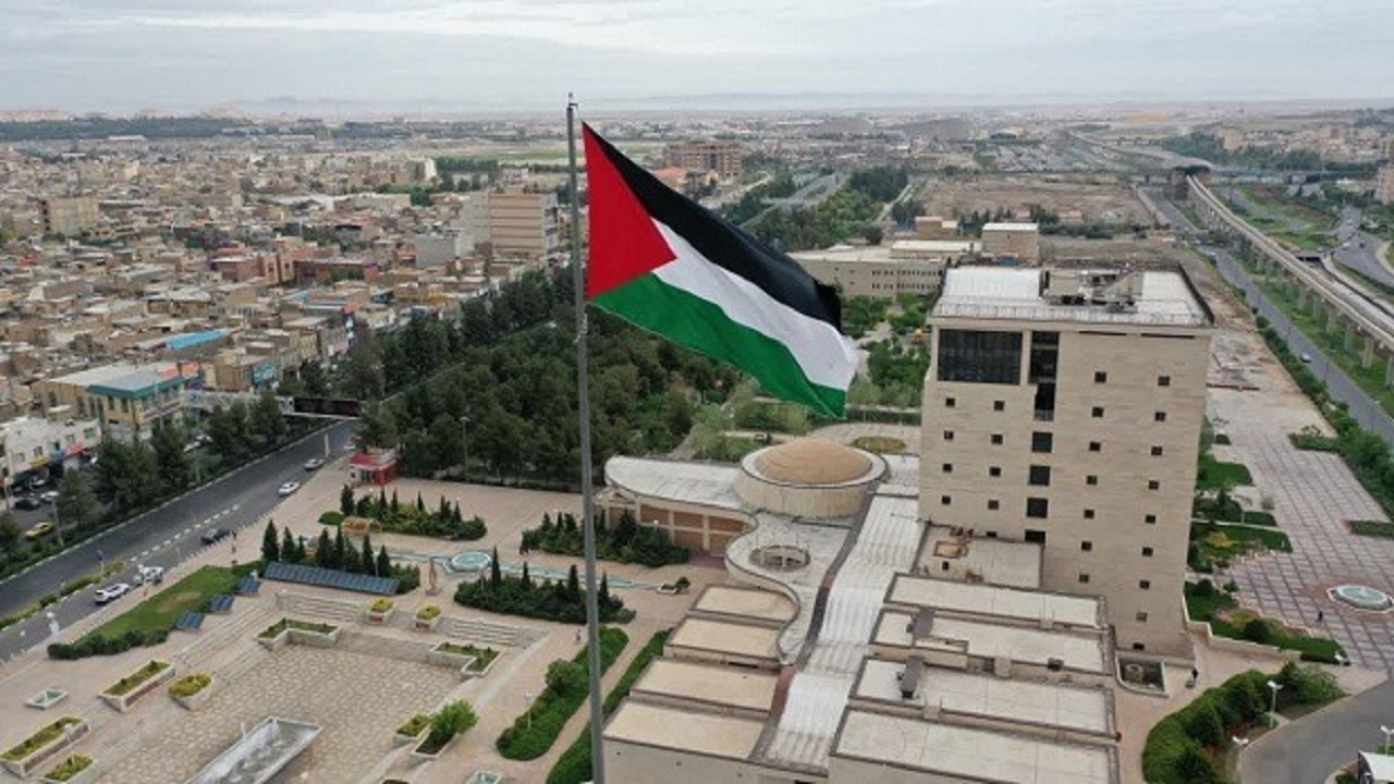 اهتزاز نماد‌های جبهه مقاومت فلسطین در ۱۰ نقطه شهر قم