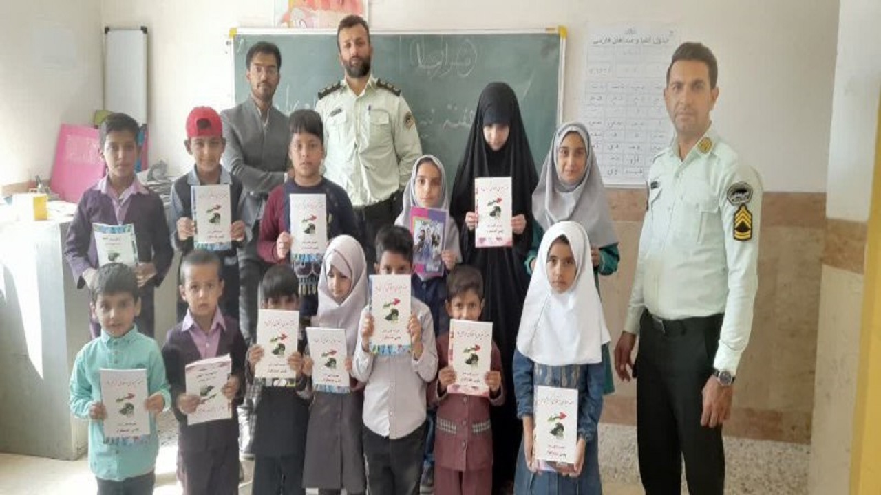 بازدید کارکنان نیروی انتظامی از مدارس روستا‌های شهرستان طبس + تصاویر