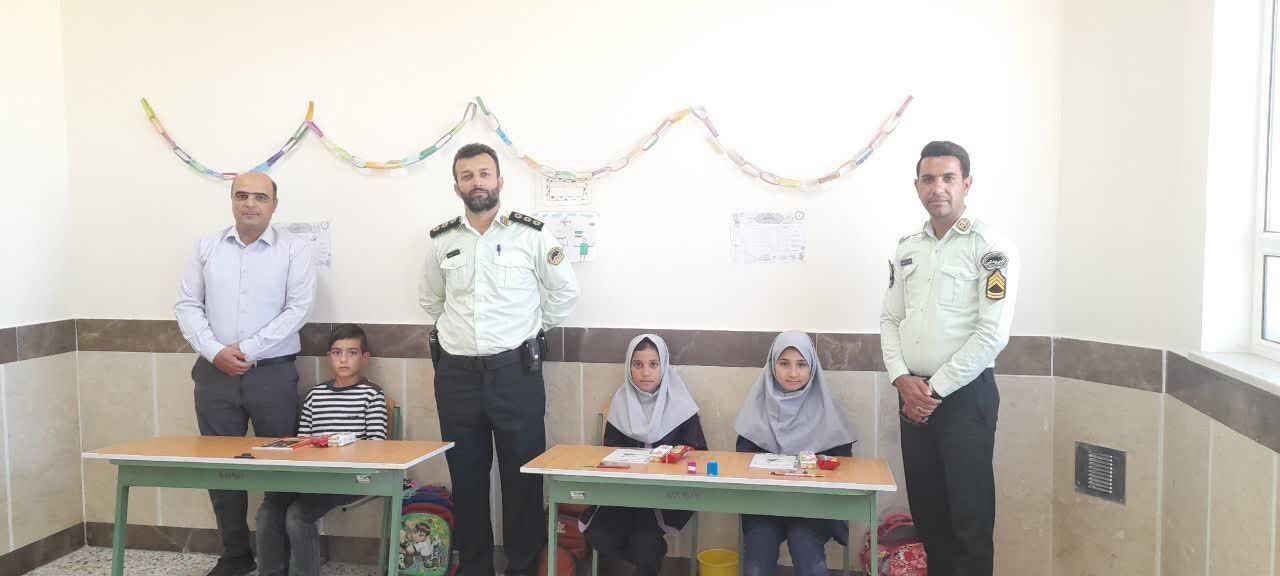بازدید کارکنان نیروی انتظامی از مدارس روستای ده محمد