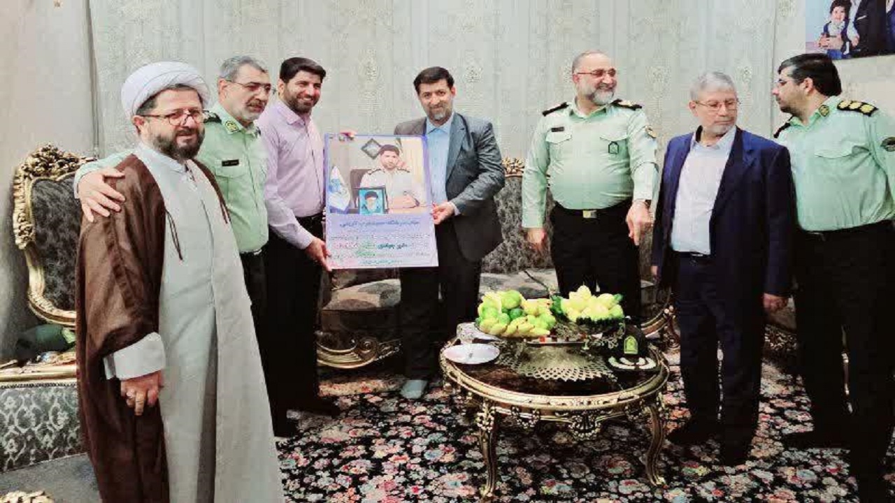 تجلیل استاندار قم از خانواده مدیر جهادی پلیس راهور استان قم