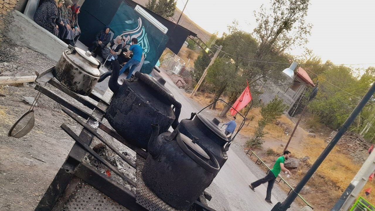 برپایی ایستگاه صلواتی در روستای کرود به مناسبت شهادت امام حسن عسکری (ع)