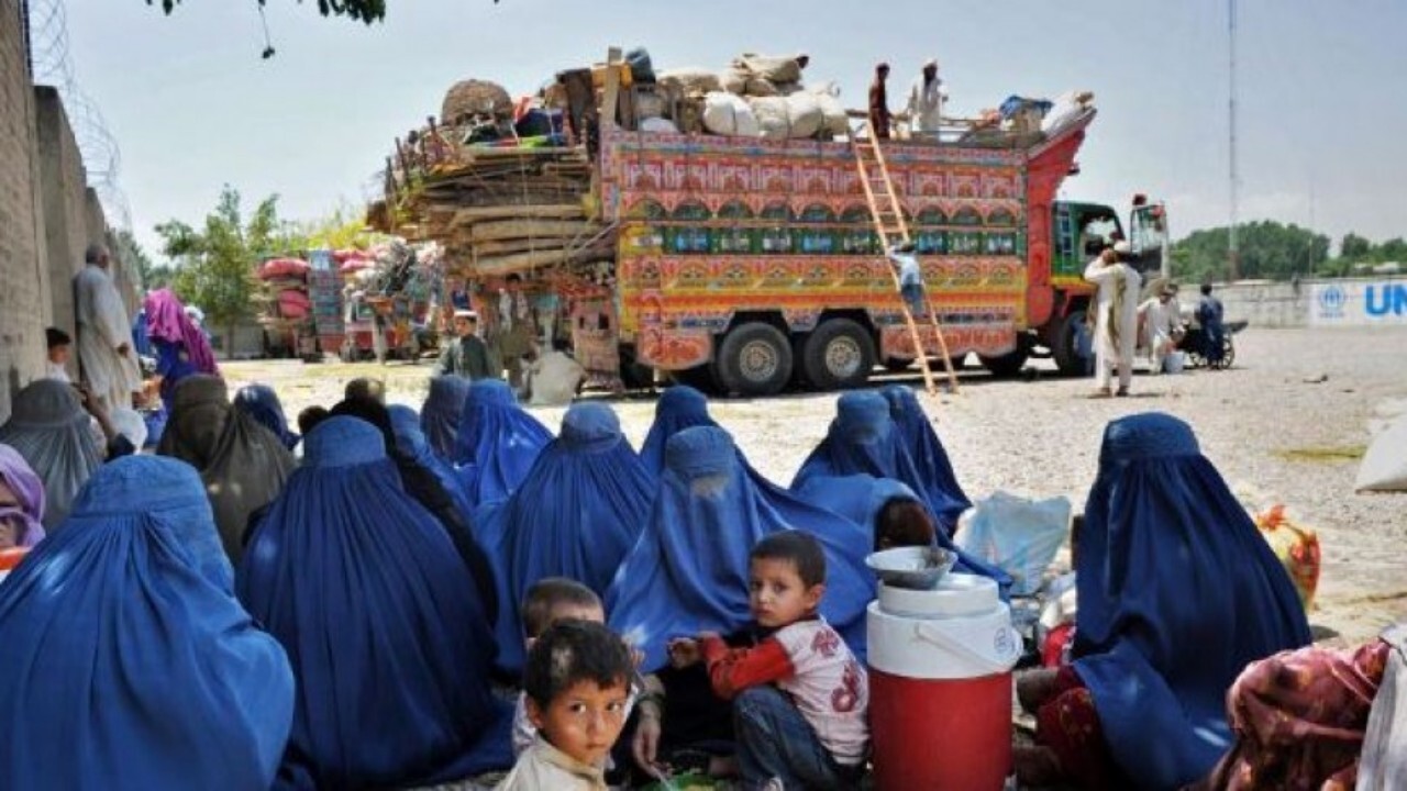 ۹۰۰ خانواده افغانستانی در پاکستان به وطن خویش بازگشتند