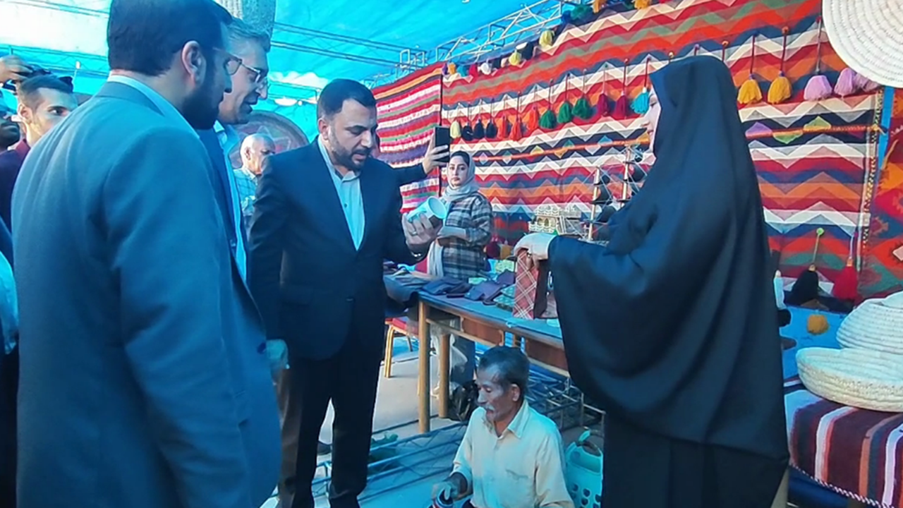 وزیر ارتباطات از نمایشگاه صنایع دستی در کازرون بازدید کرد