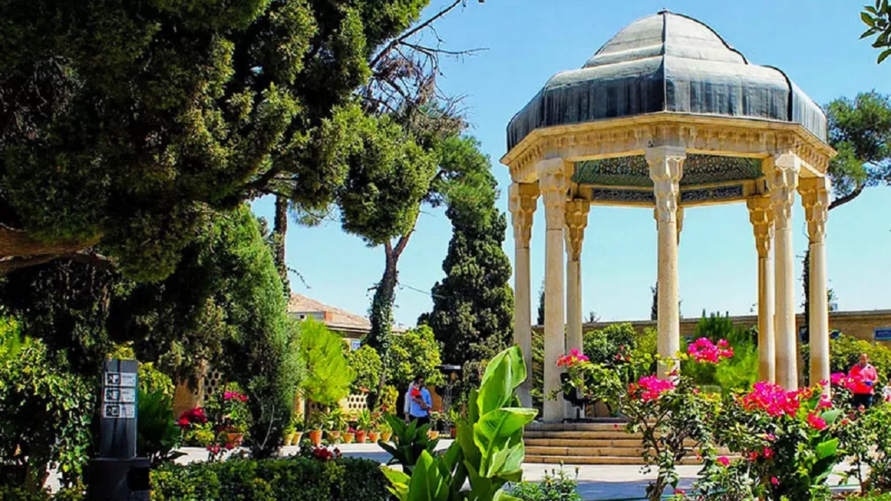 بازدید علاقه‌مندان شعر و ادب فارسی از آرامگاه حافظ شیرازی + فیلم