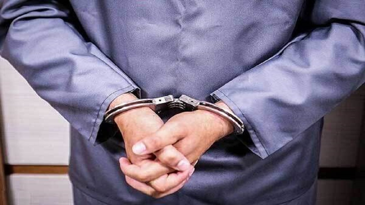 دستبند پلیس بر دستان قاتل فراری در خاورشهر