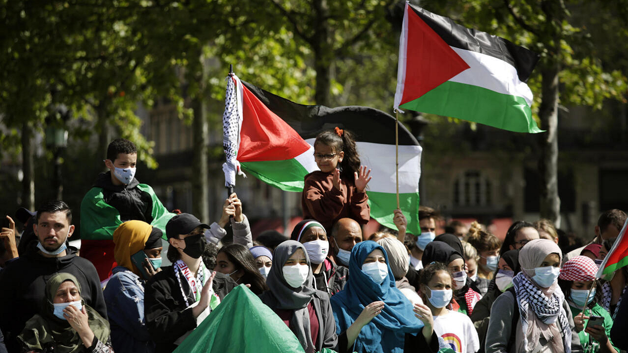 استفاده پلیس فرانسه از گاز اشک‌آور برای متفرق کردن تجمع حامیان فلسطین
