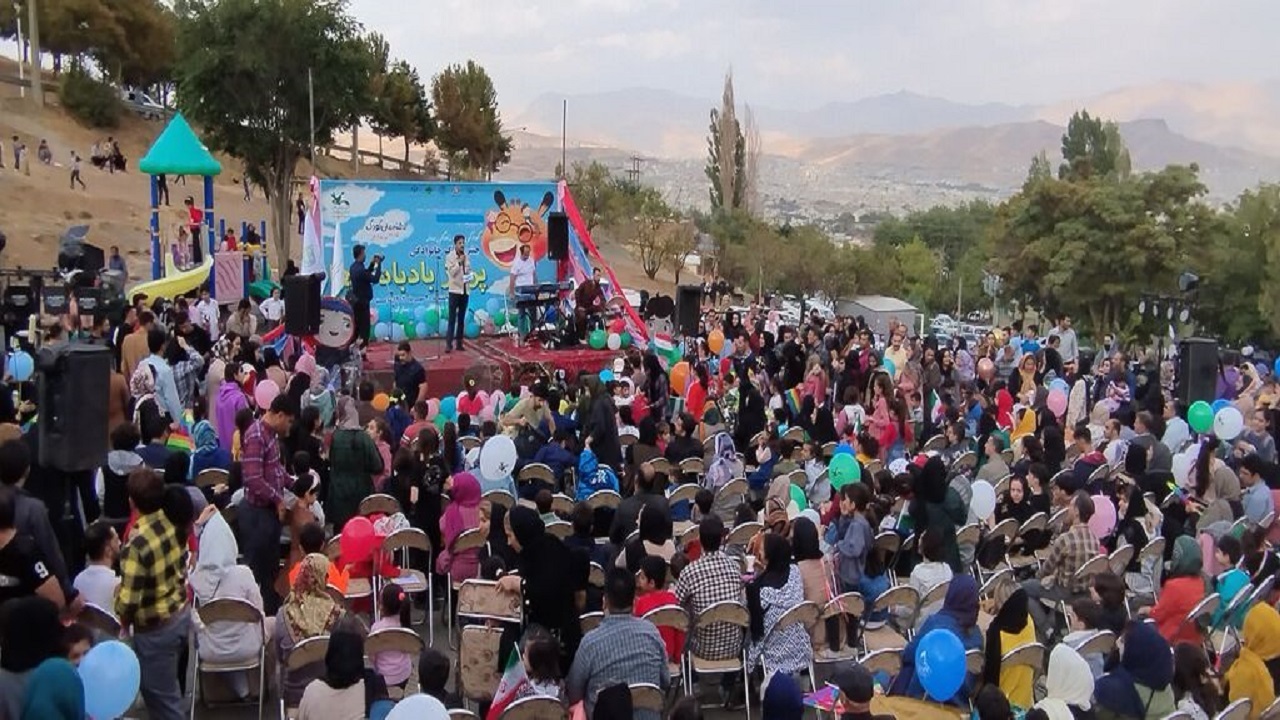 استقبال پرشور سنندجی ها از جشن بزرگ پرواز بادبادکها + تصاویر