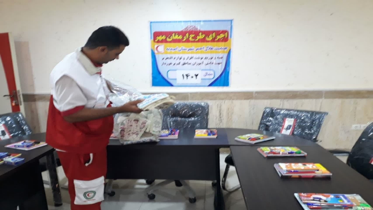 توزیع ۹۰ بسته لوازم التحریر میان دانش آموزان نیازمند امیدیه