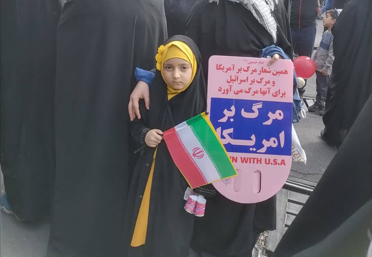 حضور دختران کوچک در راهپیمایی حمایت از کودکان فلسطین