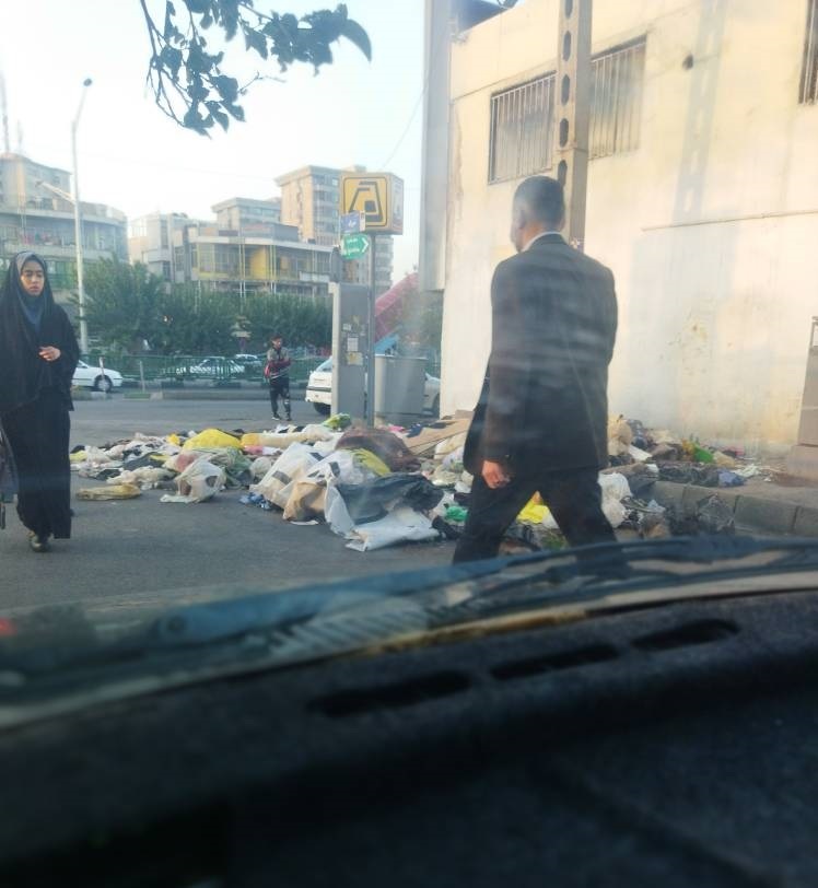 انباشت زباله در اطراف مترو