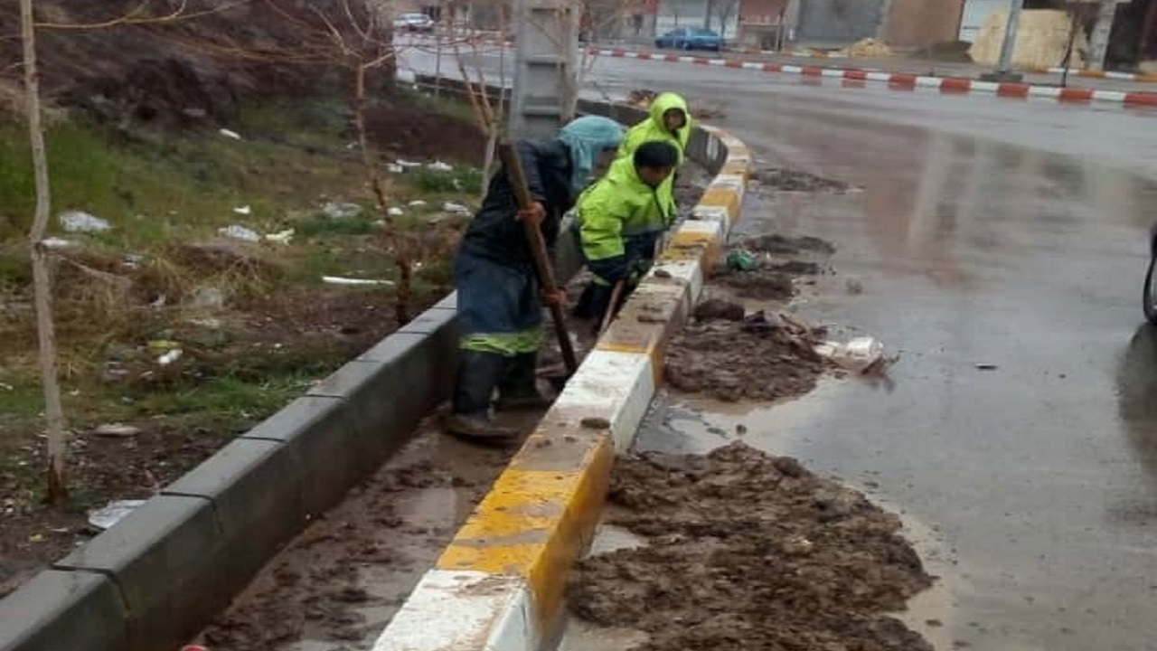 انجام عملیات پاکسازی و لایروبی کانال‌ها در کرمانشاه