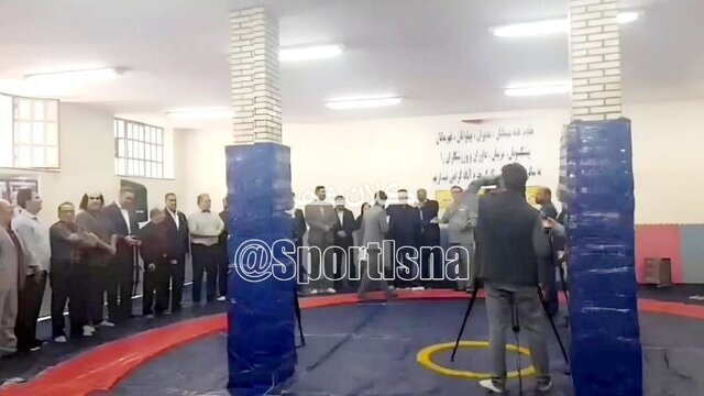 افتتاح سالن کشتی در خرم آباد با دو ستون در وسط تشک!