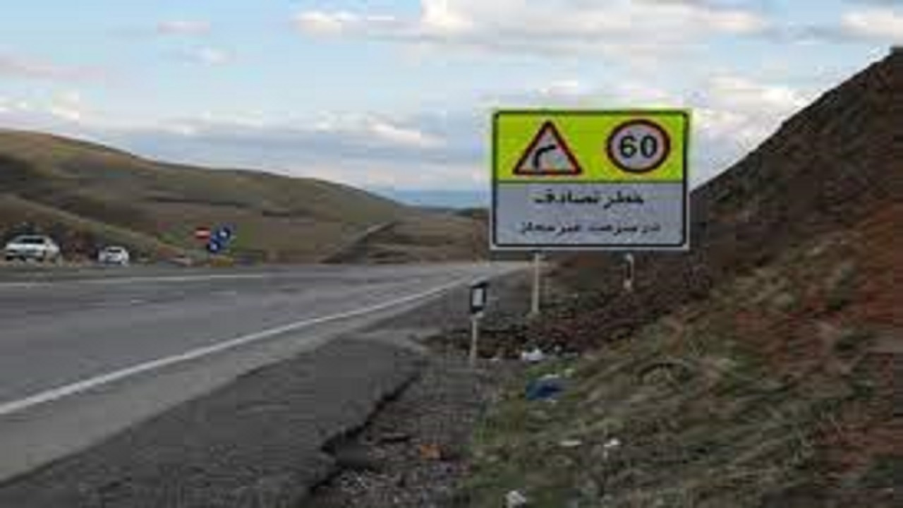 افزایش ایمنی جاده‌های جنوب سیستان و بلوچستان با نصب انواع تابلو و علائم