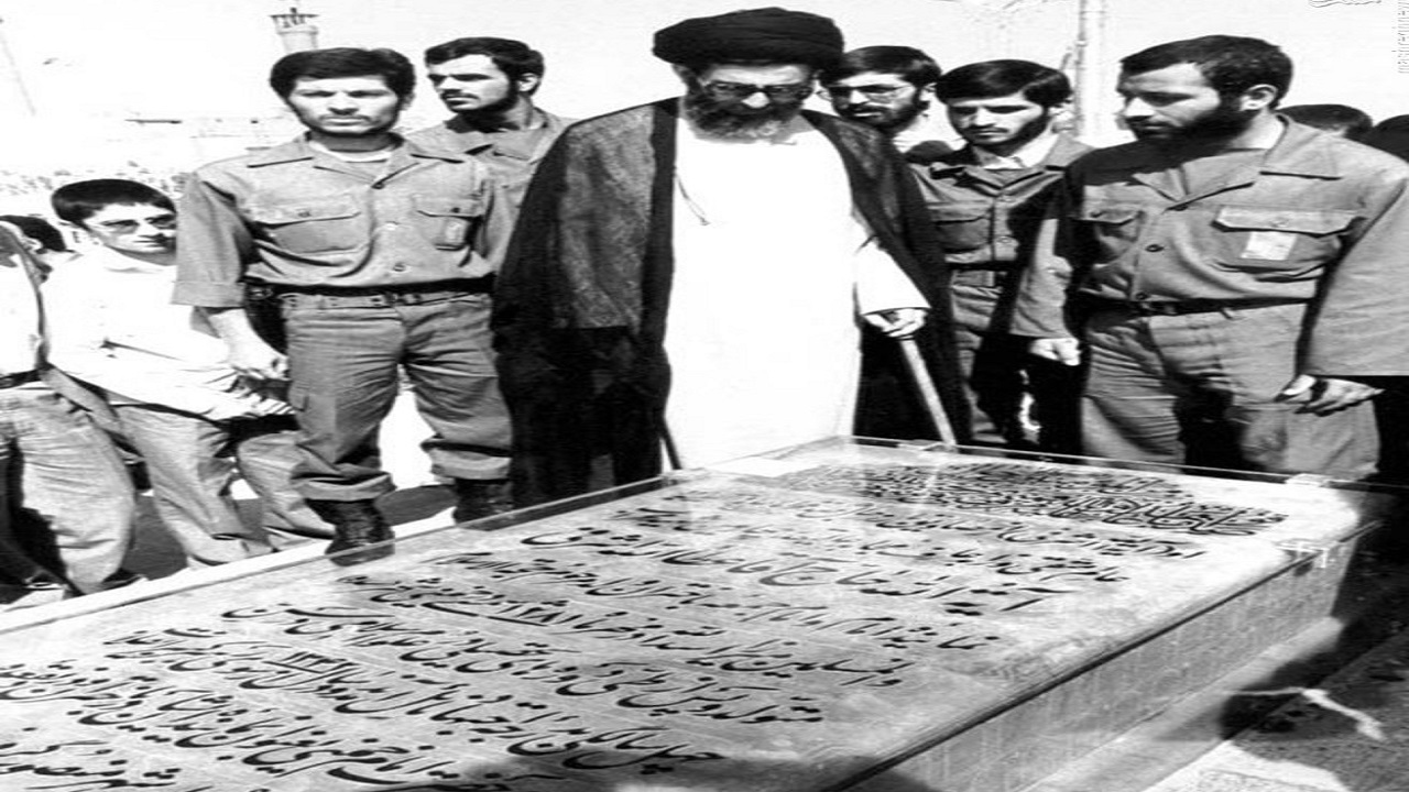 رهبر انقلاب بر سر مزار شهید اشرفی اصفهانی