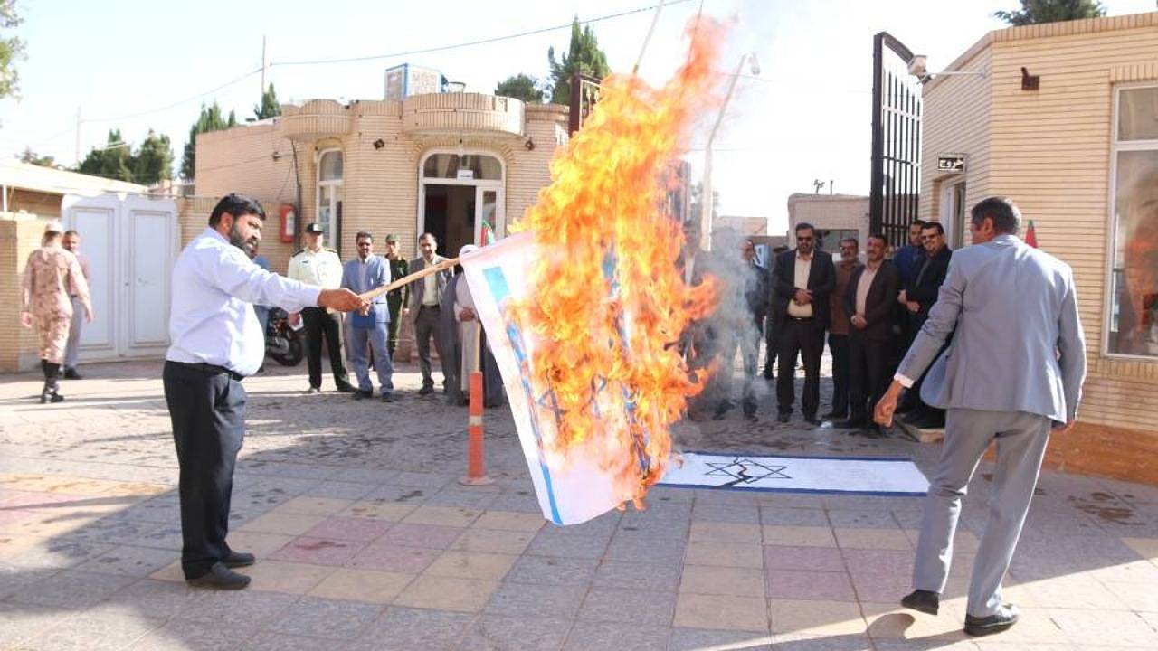 پرچم رژیم صهیونیستی در فرمانداری رفسنجان سوزانده شد