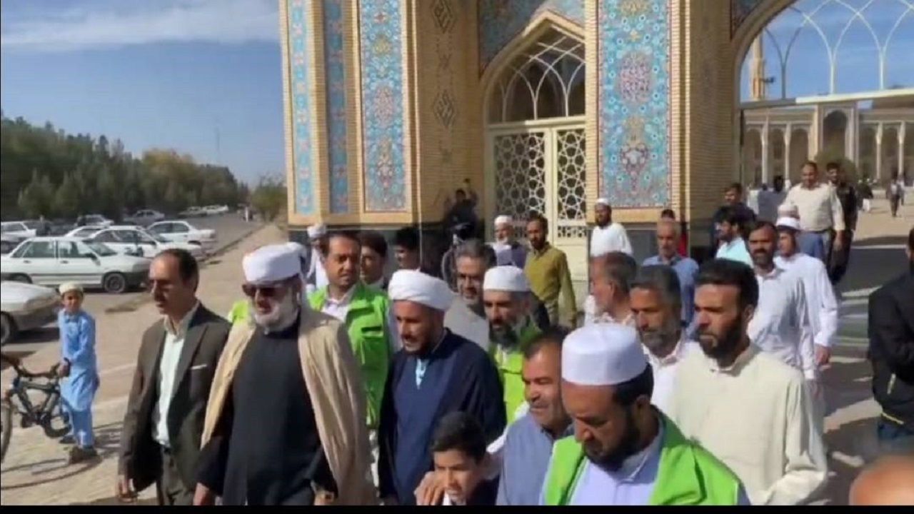 به آتش کشیدن پرچم اسرائیل در حضور امام جمعه اهل سنت خواف و نمازگزاران مصلی