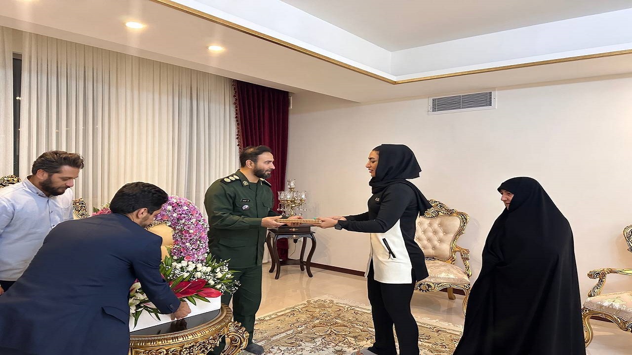 تجلیل فرمانده سپاه امام حسین کرج از بانوی ورزشکار قهرمان