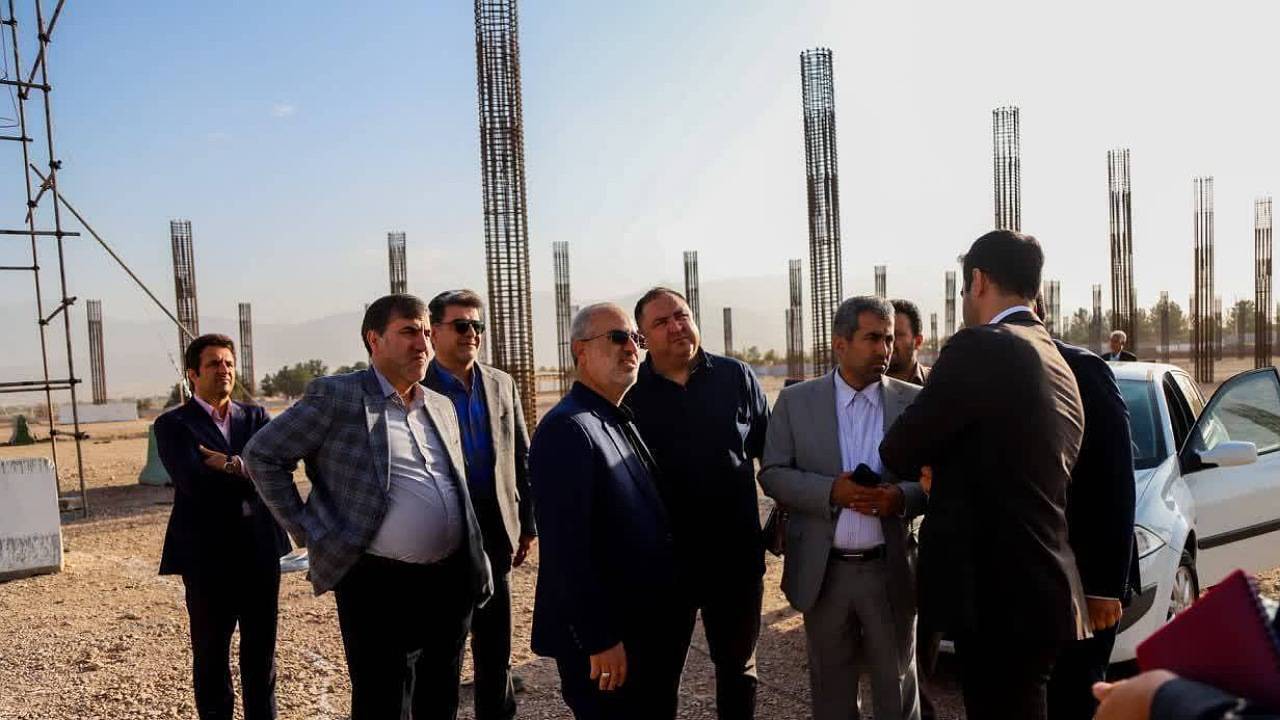بازدید استاندار کرمان از روند اجرای شهرک زنجیره فتوولتائیک در ماهان