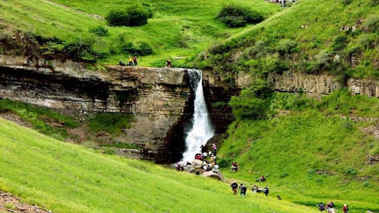 فیلمی خاطره انگیز از آبشار زیبای روستای قوزلو در شهرستان گرمی