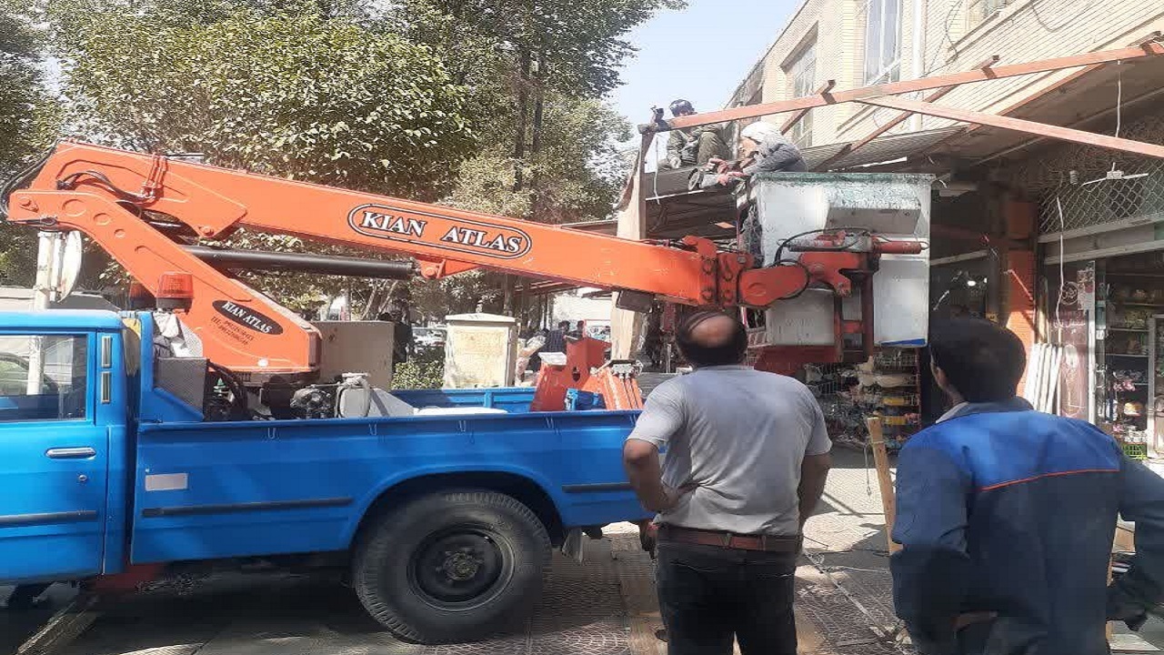 جمع آوری ۳ سایبان غیر مجاز در خیابان ملت