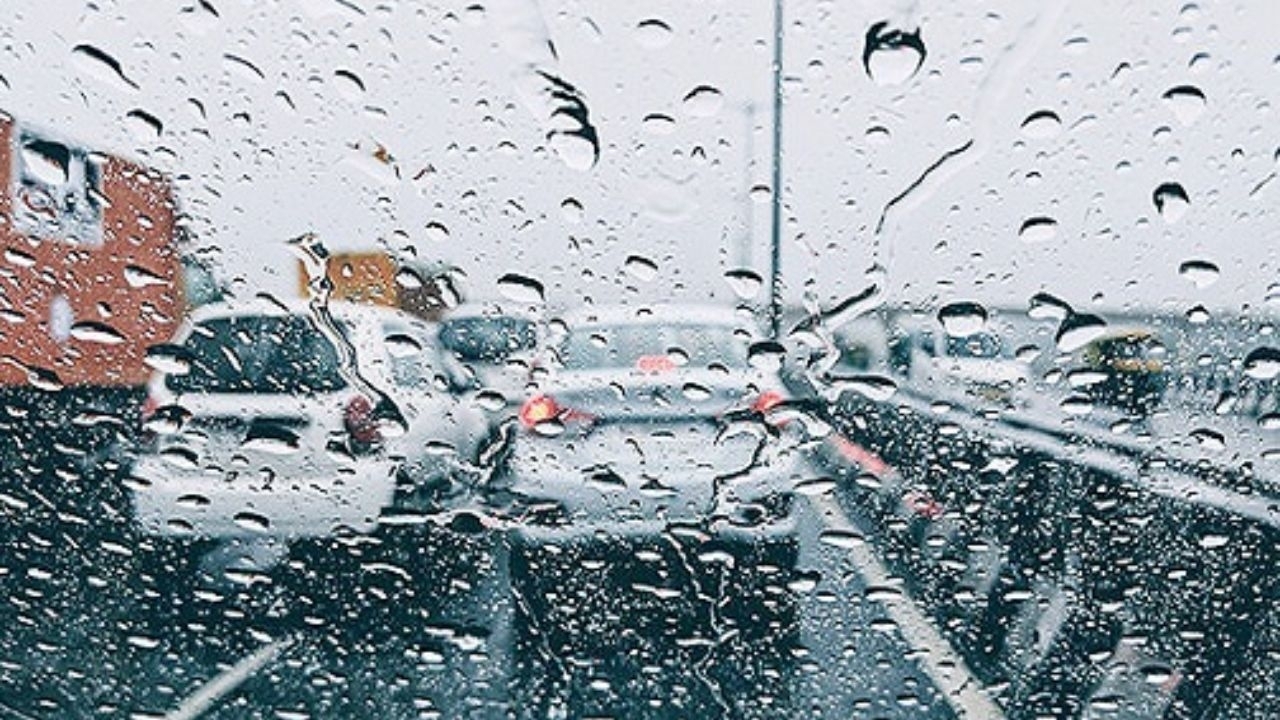 باران و ریزگرد جاده‌های خراسان رضوی را تحت تاثیر قرار داد