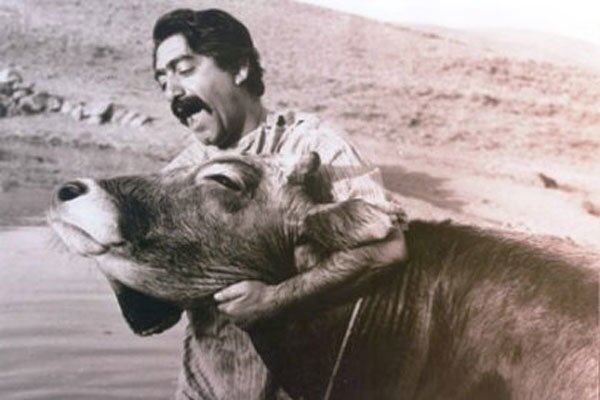 عزت&zwnj;الله انتظامی در نمایی از فیلم &laquo;گاو&raquo;
