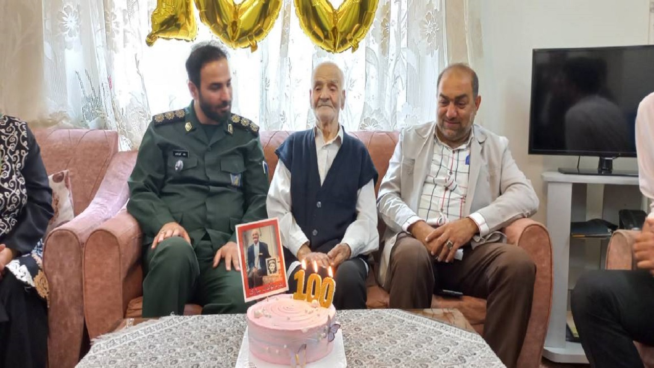 جشن تولد ۱۰۰ سالگی مسن‌ترین پدر شهید ایران + فيلم