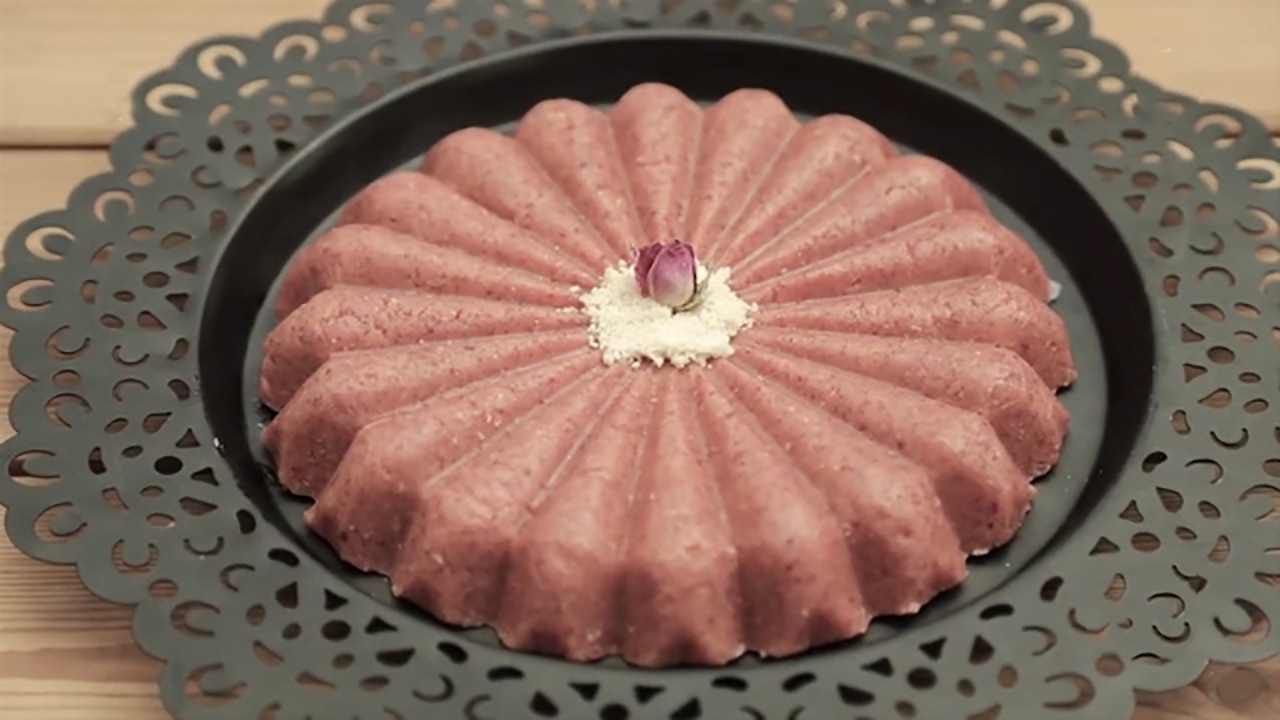 طرز تهیه حلوای گل سرخ و بادام + فیلم