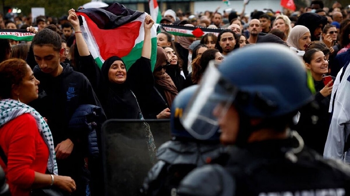 اهتزاز پرچم فلسطین و حماس مقابل سفارت ایالات متحده در بیروت + فیلم