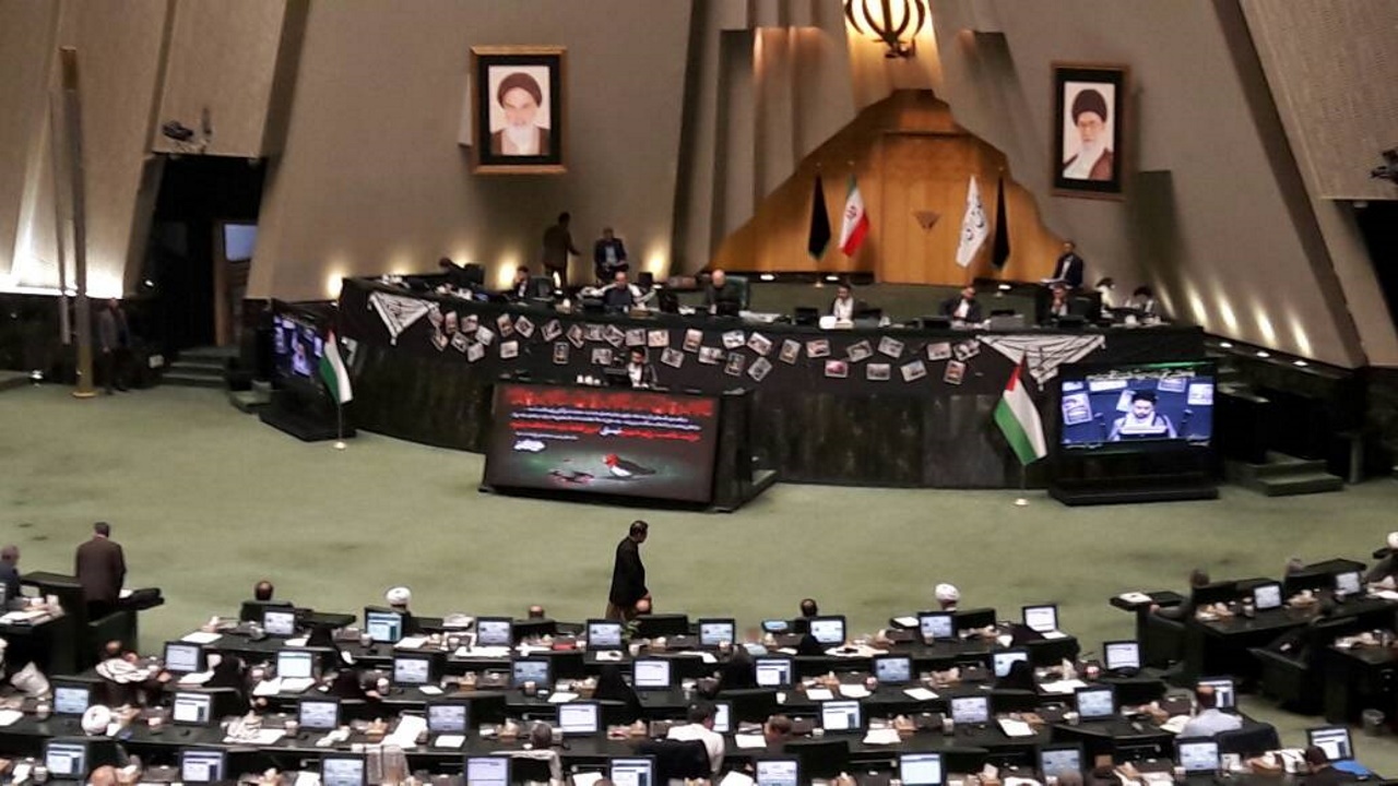 آغاز صحن علنی مجلس با پرچم فلسطین و تصاویری از جنایات رژیم صهیونیستی در غزه