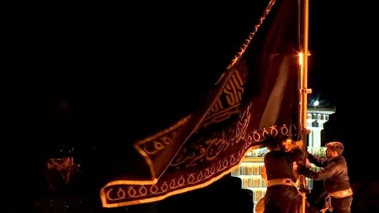 پرچم گنبد حرم امام رضا(ع) تعویض شد/اعلام عزا در حرم رضوی