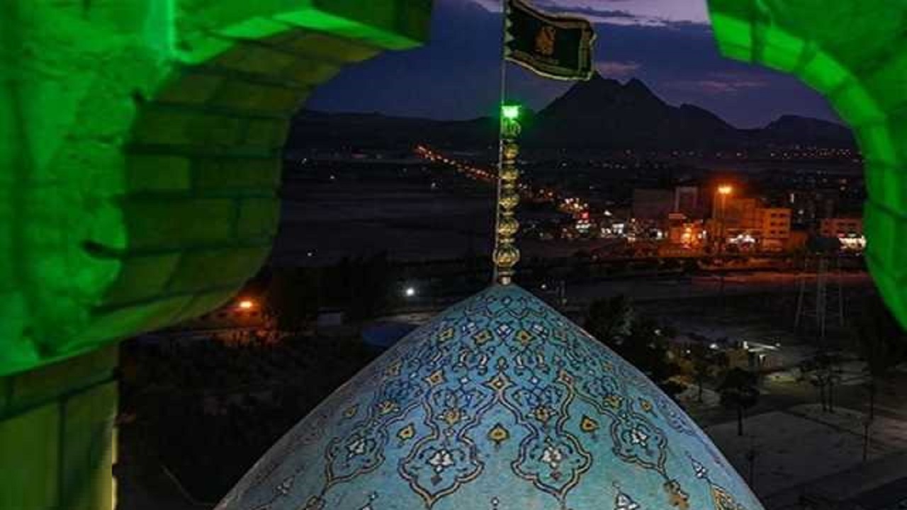 اهتزاز پرچم عزا بر فراز گنبد‌های حرم حضرت معصومه (س) و مسجد جمکران