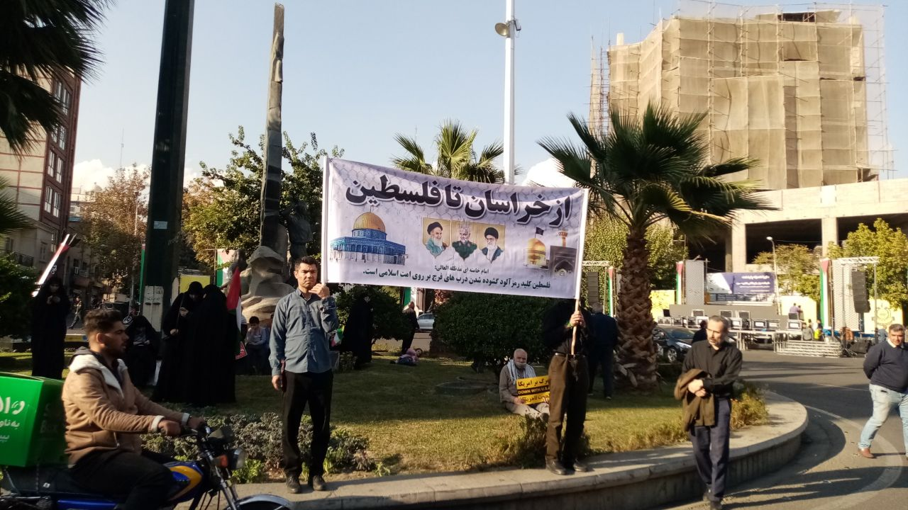 مردم در میدان انقلاب  با در دست داشتن پارچه نوشته