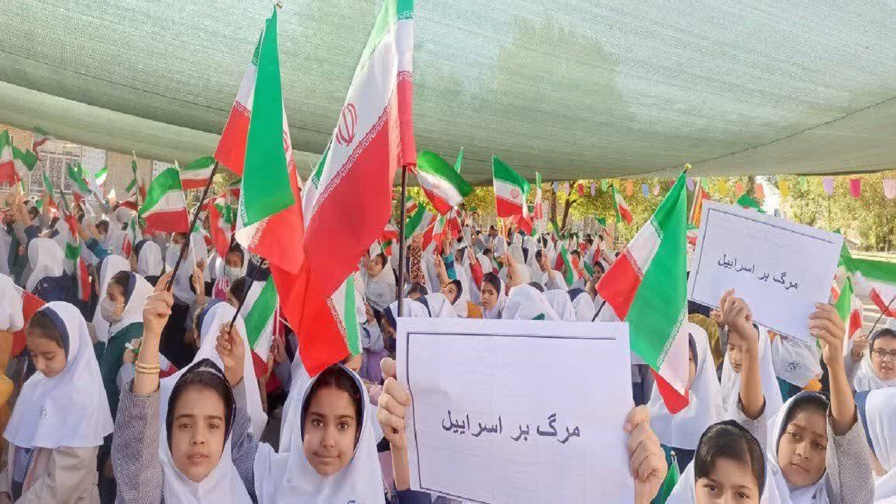 ابراز همدردی دانش آموزان آباده با کودکان فلسطینی + تصاویر