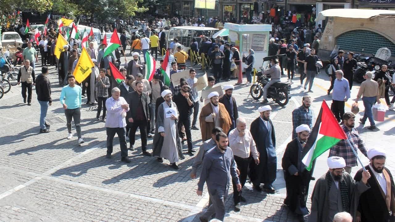 تجمع اعتراضی کسبه و طلاب در بازار بزرگ تهران