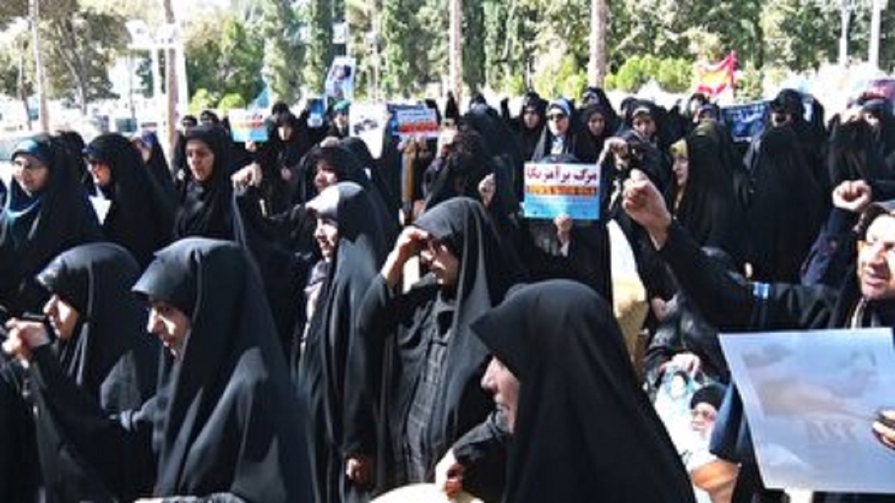 تجمع دختران دانشجو در گلستان شهدای اصفهان + فیلم