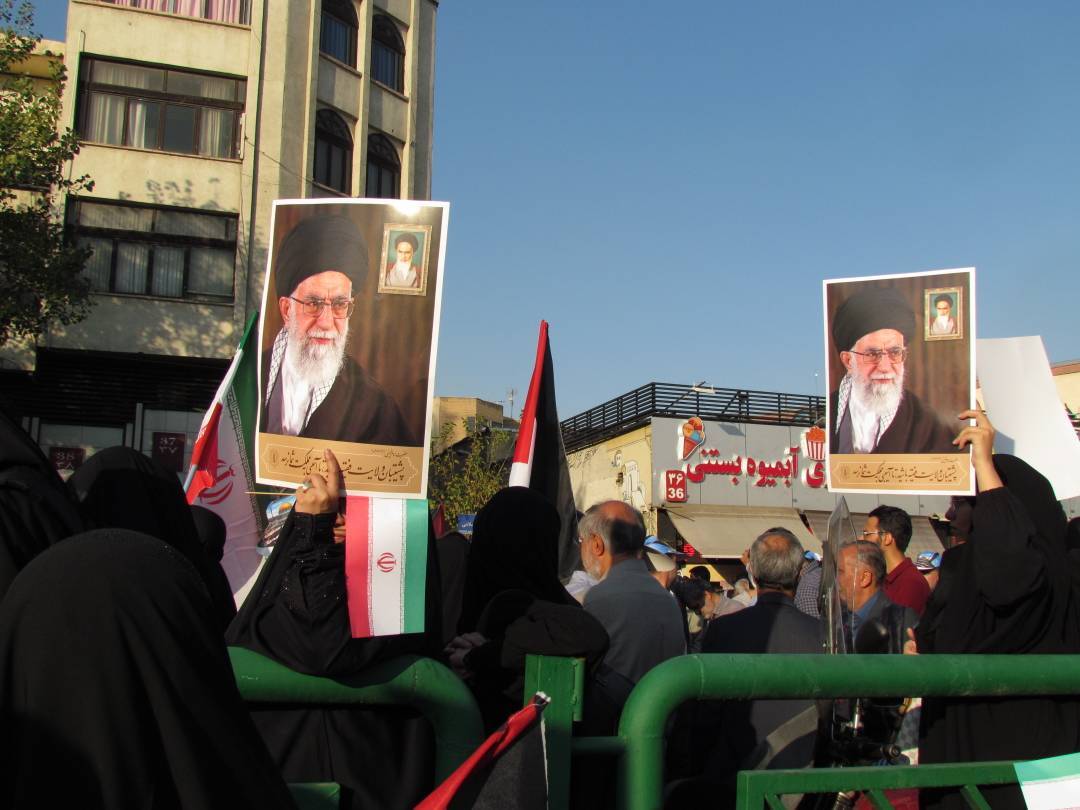 تصویر رهبر معظم انقلاب در راهپیمایی تصویر رهبر معظم انقلاب در راهپیمایی