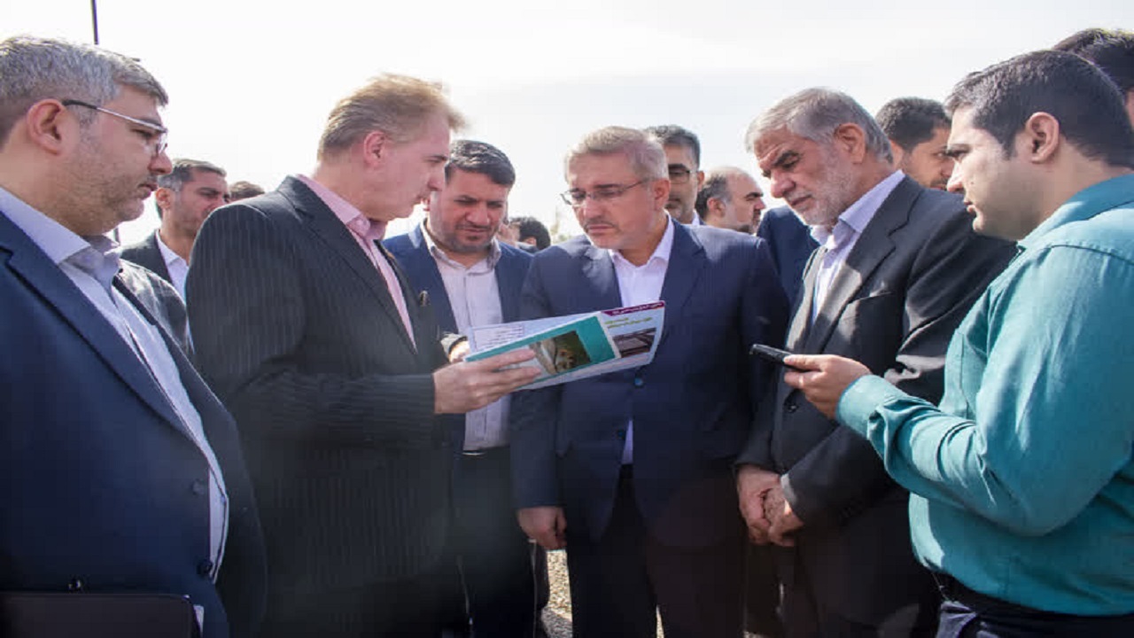 بازدید معاون رئیس جمهور و رئیس سازمان برنامه و بودجه کشور از مخزن آب یزد