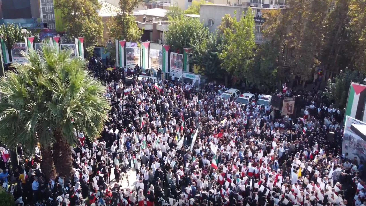 گوشه هایی از تجمع کادر سلامت پایتخت در محکومیت بمباران بیمارستان المعمدانی غزه